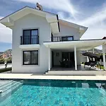 Villa's Tomris Βίλα *